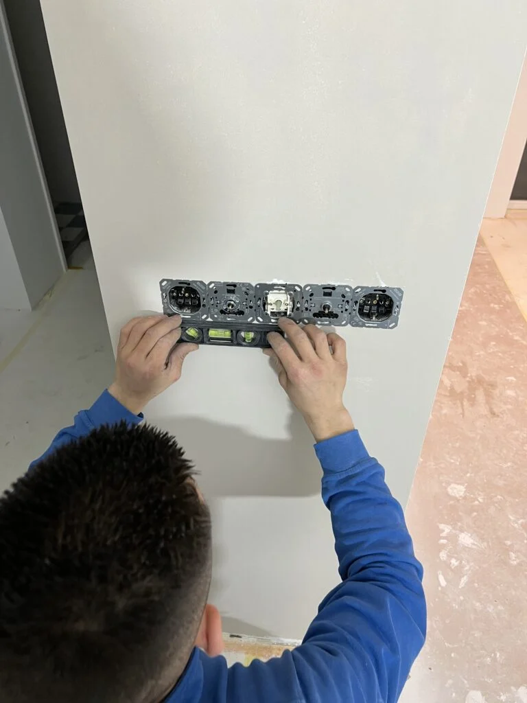 Werk aan elektrische aansluitpunten in een woning