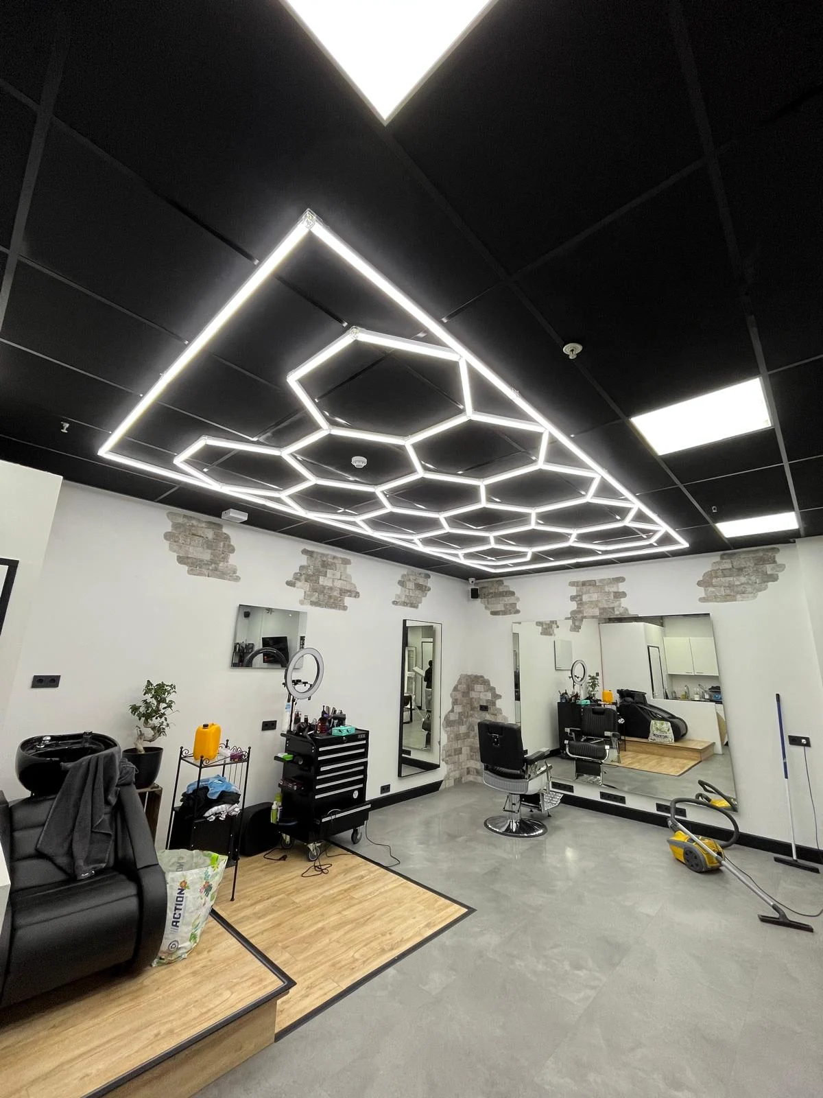 Geometrische verlichting aan het plafond van een kapsalon